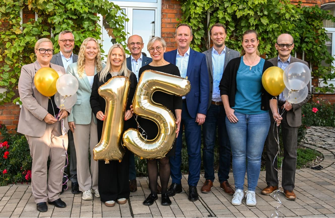 Der Pflegestützpunkt im Landratsamt Haßberge feierte sein 15-jähriges Bestehen. Unser Bild zeigt (von links): Dieter Sauer, (ehemaliger Leiter des Amtes für Soziales und Senioren), Vanessa Willacker (Geschäftsbereichsleitung Jugend, Familie, Soziales, Senioren und Gesundheit Landratsamt Haßberge) Geschäftsleiter Martin Förster, Landrat Michael Ziegler, Pflegeberaterin Nadja Pfeifer, Landrat a. D. Wilhelm Schneider, Kathrin Glaubrecht (fachliche Leitung Pflegestützpunkt), Klaus Fuchs (Audi BKK), Wohnberaterin Vera Ksinski und Bürgermeisterin Isabell Zimmer. Foto: Anna Grimmer Gruppenfoto Jubiläum komprimiert